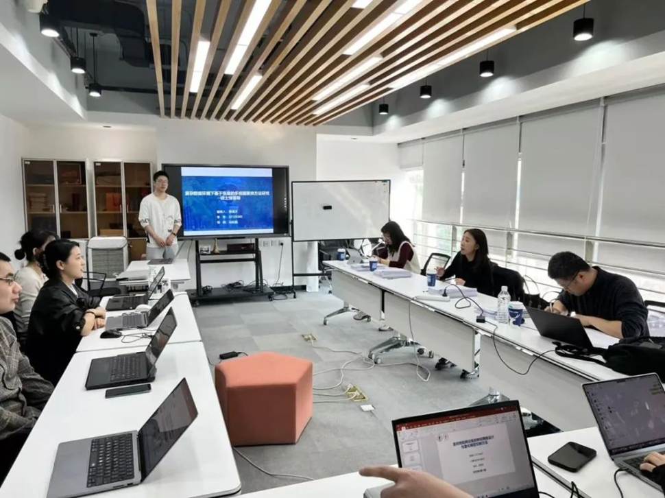 会议室里的人们 AI 生成的内容可能不正确。