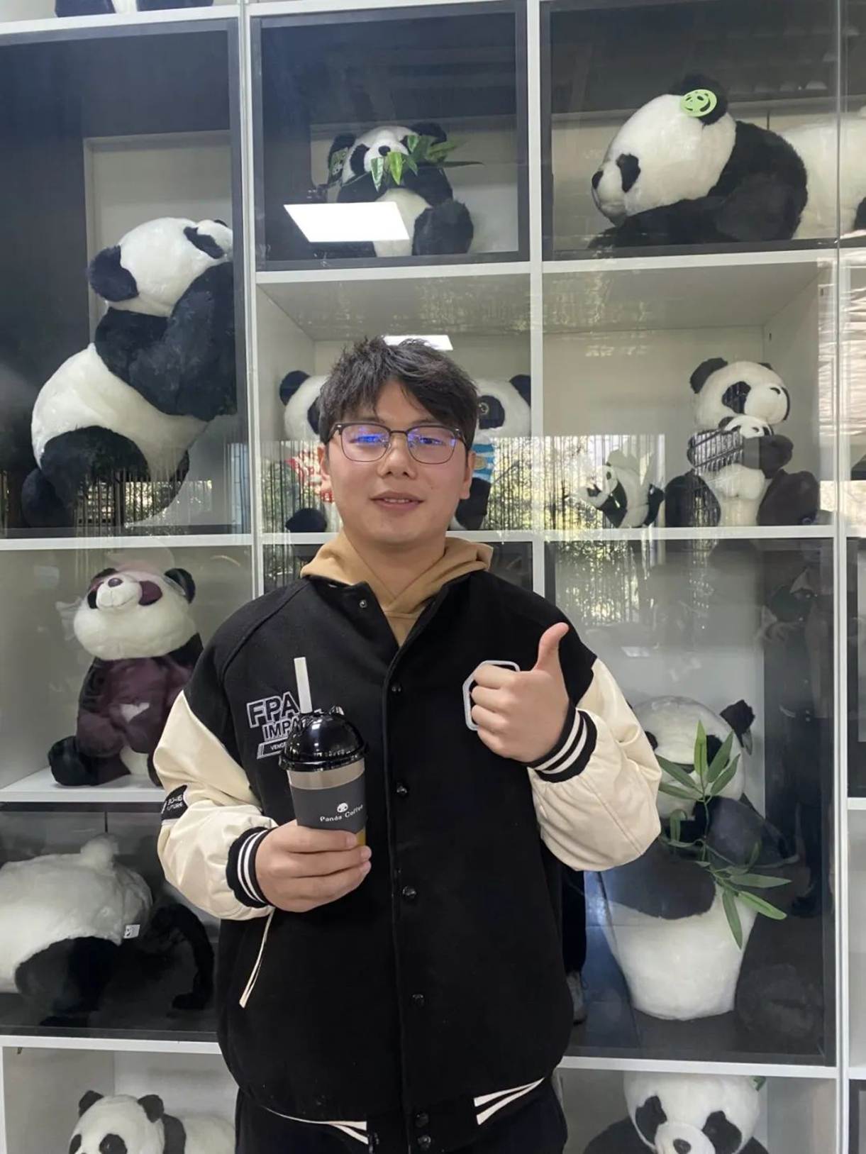 商店的玻璃窗前拍照的男子 AI 生成的内容可能不正确。