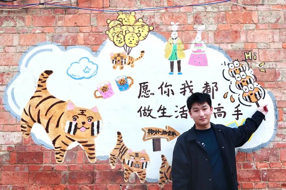 人站在涂鸦墙前 AI 生成的内容可能不正确。