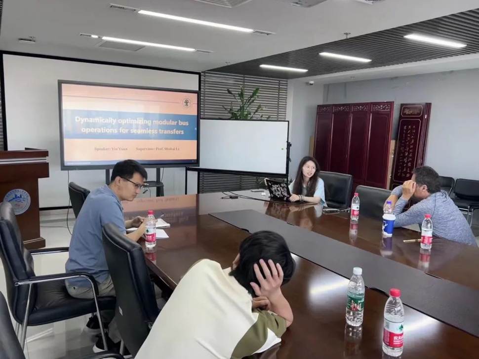 会议室里的人们 AI 生成的内容可能不正确。