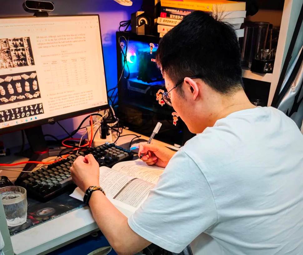人在玩电脑 AI 生成的内容可能不正确。