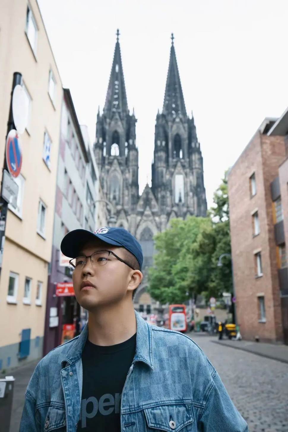 戴帽子的男人在街道上 AI 生成的内容可能不正确。