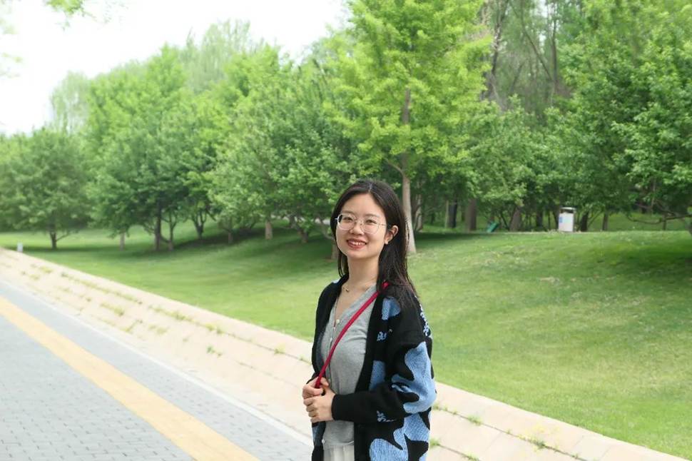 女人站在路上 AI 生成的内容可能不正确。