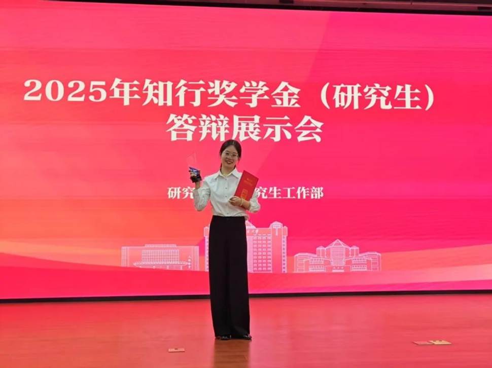穿粉色衣服的人站在台上 AI 生成的内容可能不正确。