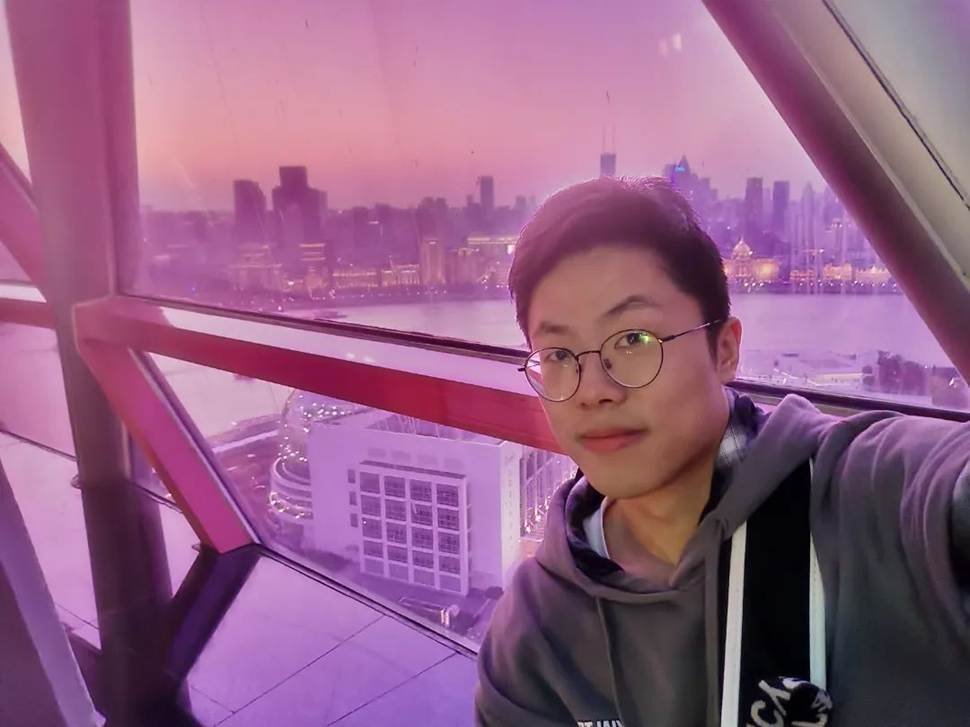 图片包含 人, 男人, 微笑, 前 AI 生成的内容可能不正确。