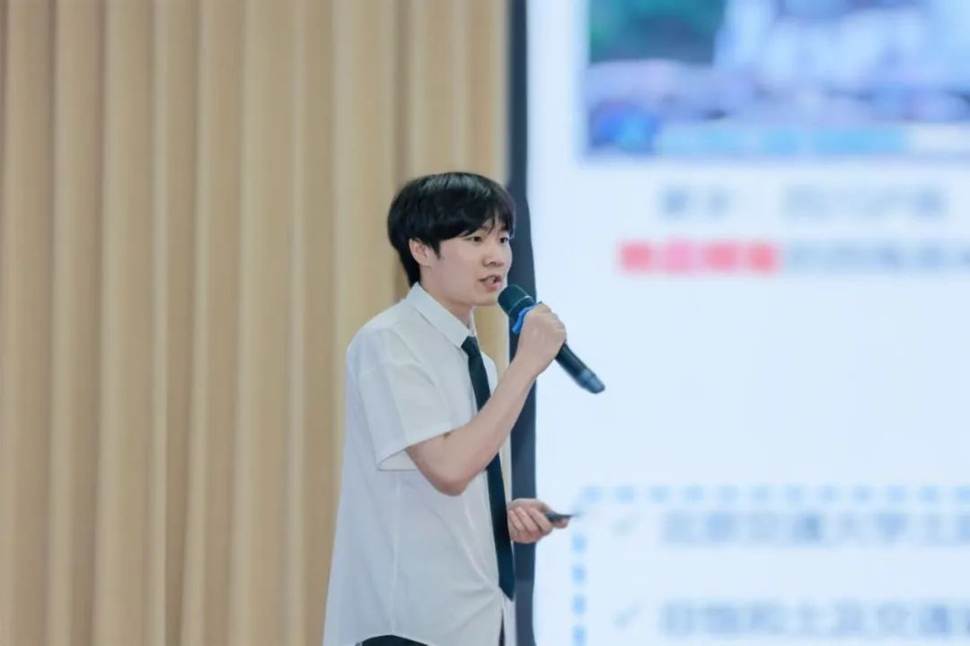 人拿着手机 AI 生成的内容可能不正确。