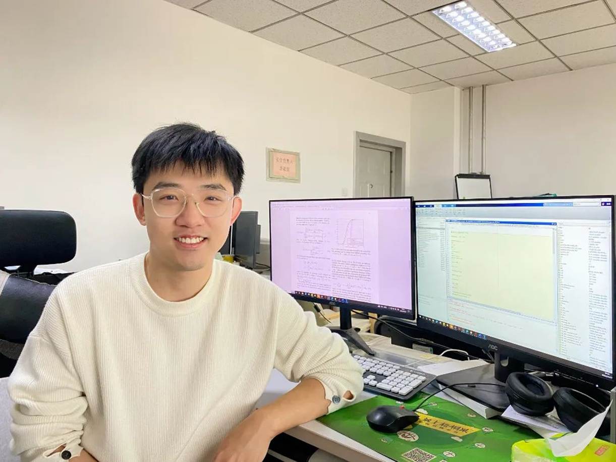 电脑前的男人 AI 生成的内容可能不正确。