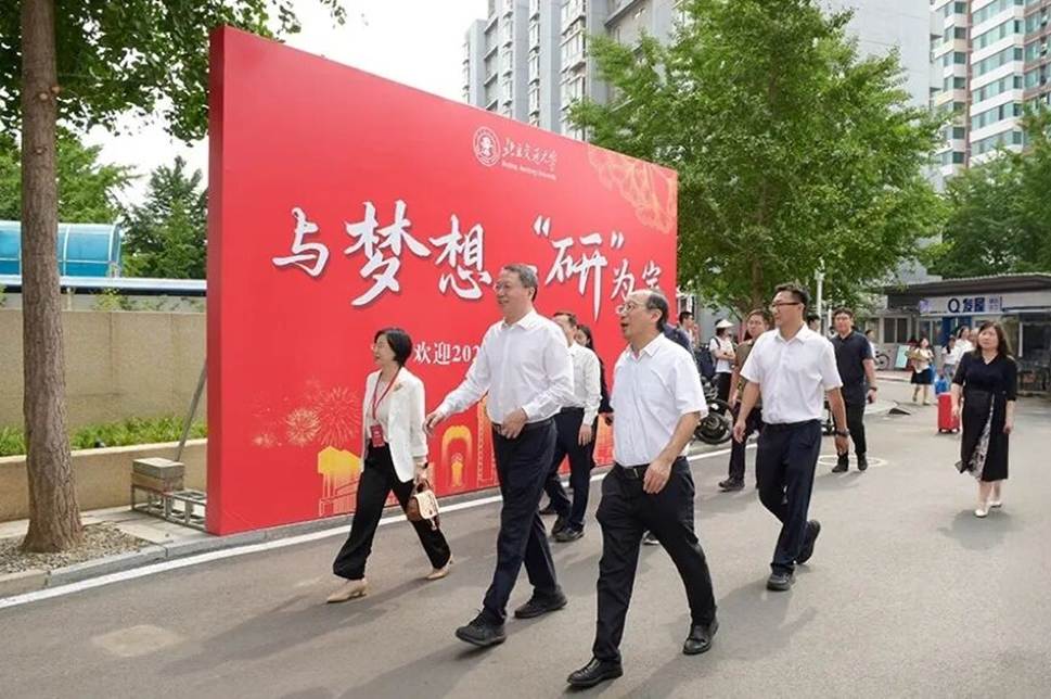 一群人在街道上行走 AI 生成的内容可能不正确。