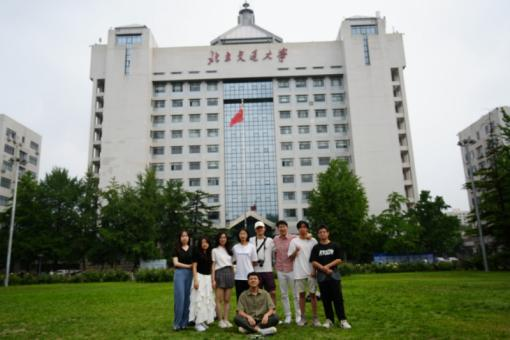 人们在草地上 AI 生成的内容可能不正确。