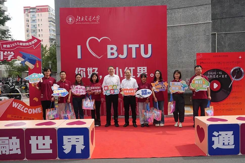 图片包含 建筑, 标志, 桌子, 男人 AI 生成的内容可能不正确。