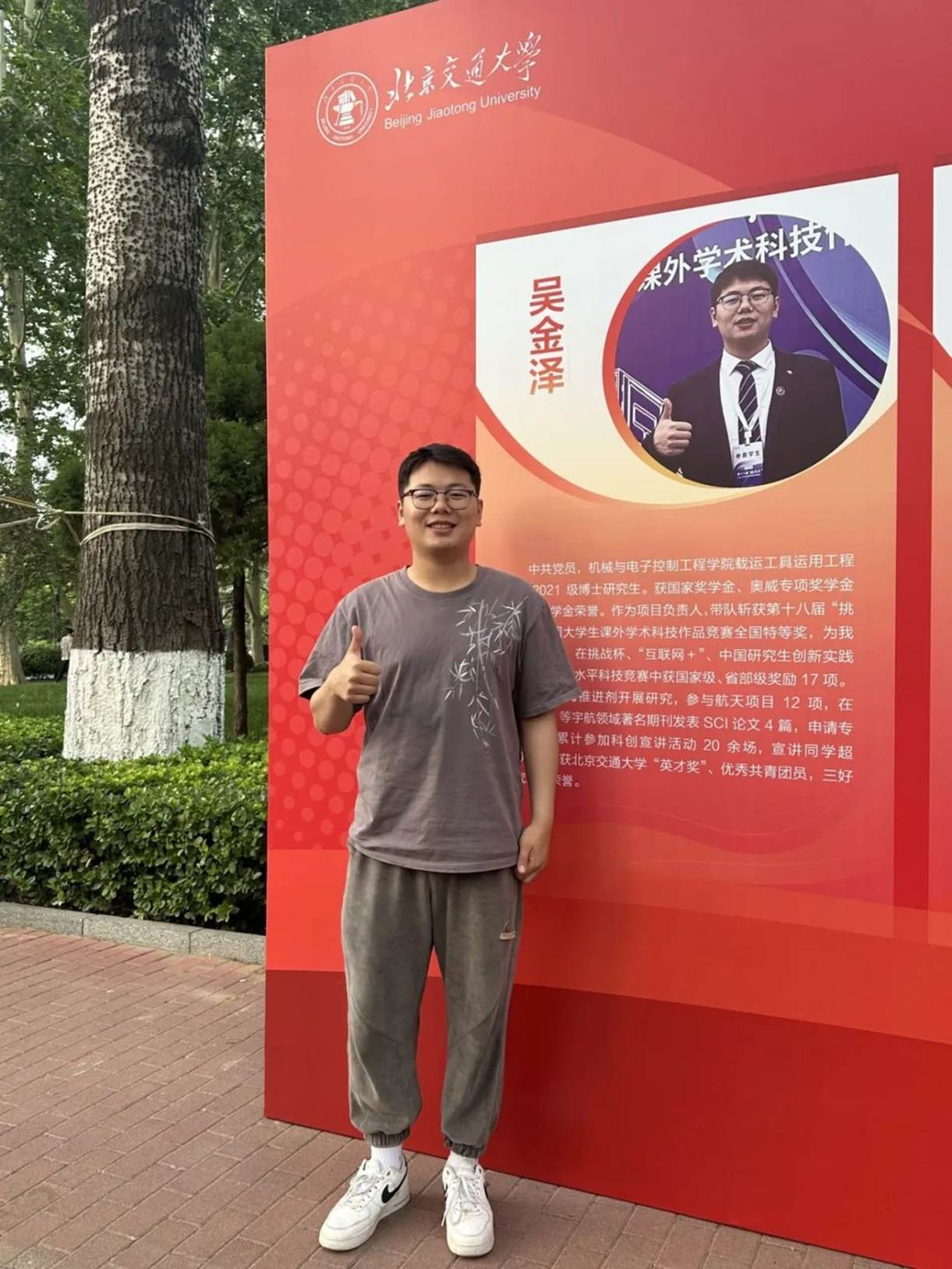 男人站在墙边 AI 生成的内容可能不正确。