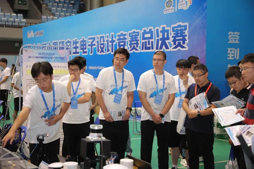 一群人站在台上演讲 AI 生成的内容可能不正确。